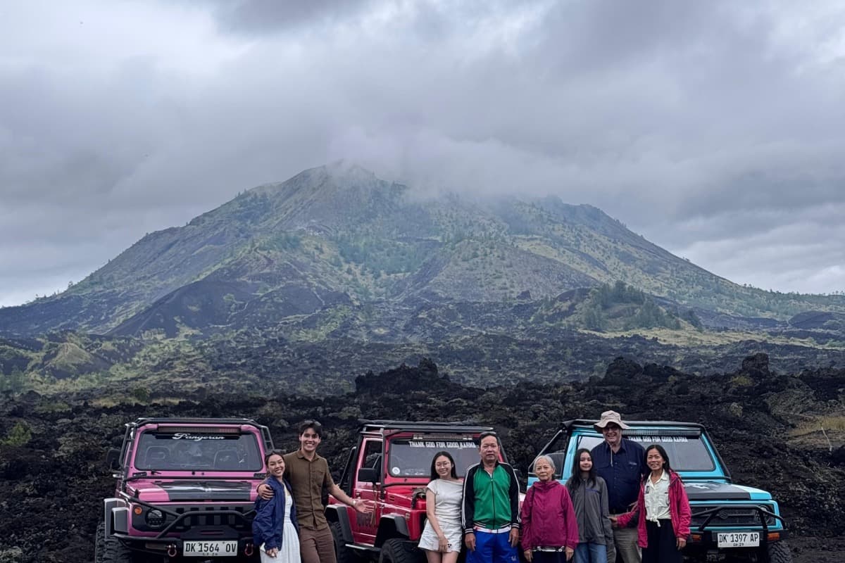 Groupe de touristes avec leurs jeeps dans la caldeira du Batur